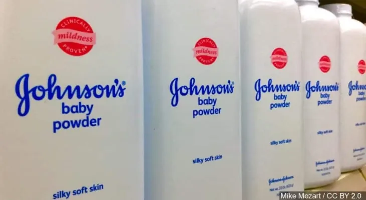 La société Johnson & Johnson cesse de vendre de la poudre pour bébé à base de talc aux États-Unis et au Canada.
