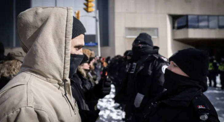Ottawa: More than 100 arrested and protesters try to disarm the police