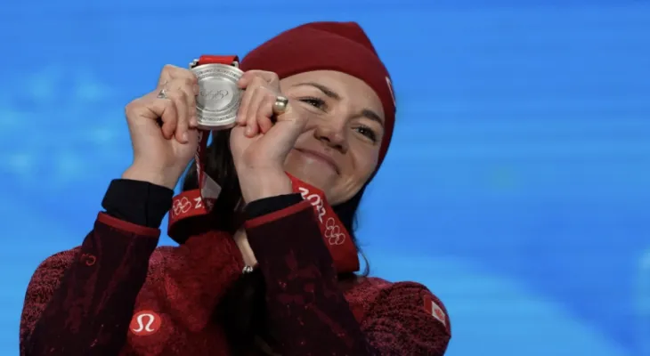 The skater Wediman is the one who will carry the Canadian flag at the closing ceremony of the Olympic Games in Beijing.
