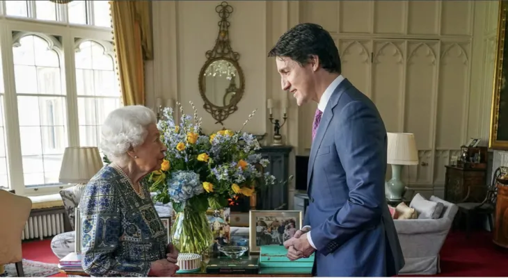 The colors of the Ukrainian flag appear in Queen Elizabeth's meeting with the Prime Minister of Canada