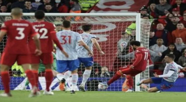 Liverpool thrashes United and snatches the lead