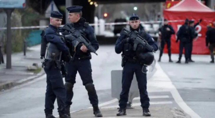 French priest injured after being stabbed with a knife during a mass in the city of Nice, and the perpetrator arrested