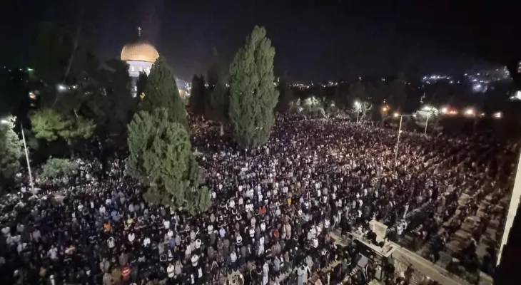 More than a quarter of a million worshippers commemorate Laylat al-Qadr at the blessed Al-Aqsa Mosque
