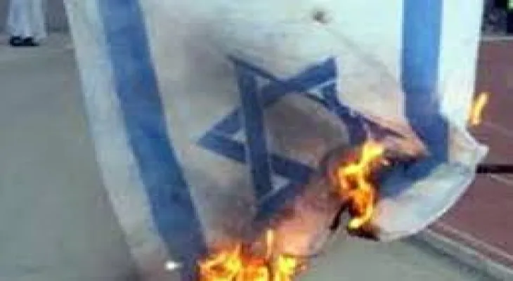 Montreal: An elderly man carrying an Israeli flag is assaulted by unknown youths in an attempt to burn it.