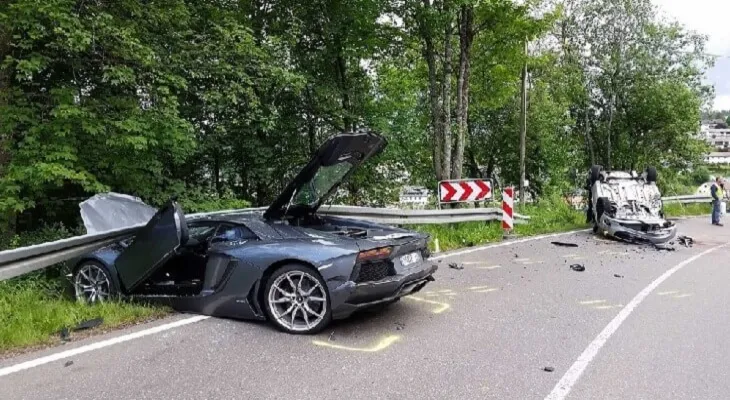 Collision between two cars sends 5 people to the hospital