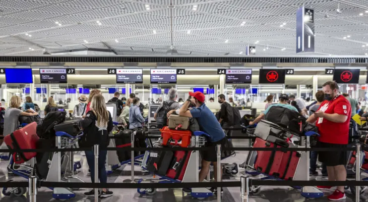 Long lines create chaos in Canadian airports after the quarantine restrictions are lifted
