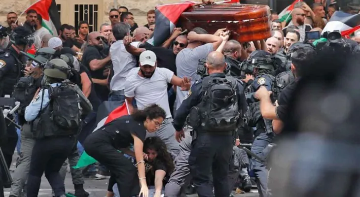 Occupation police beat mourners and drop the journalist's coffin in the midst of chaos