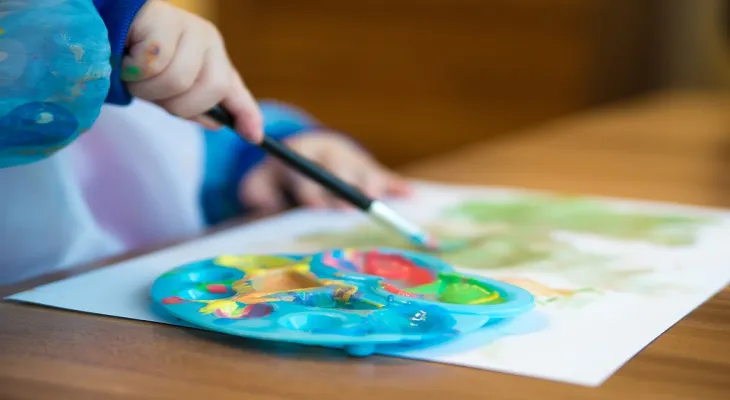 Reasons for the delay in starting the implementation of the child care deal concluded between Ontario Province and the government
