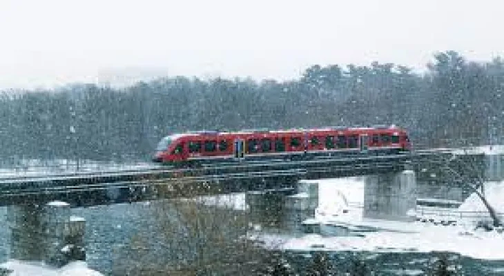 Ottawa: Thunderstorm cuts off power supply to trains