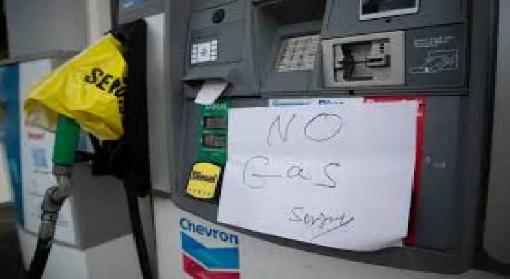 Kanata station hangs a sign "No Gas Sorry"