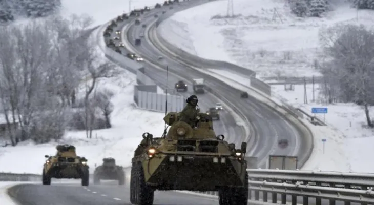 Russia launches an attack to isolate major cities in eastern Ukraine and grants its nationality to residents in the south