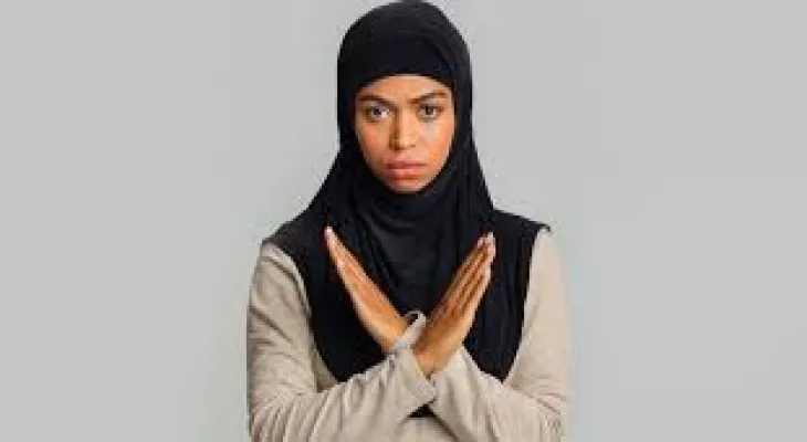 A man hits a Muslim teenage girl and insults her with racist phrases