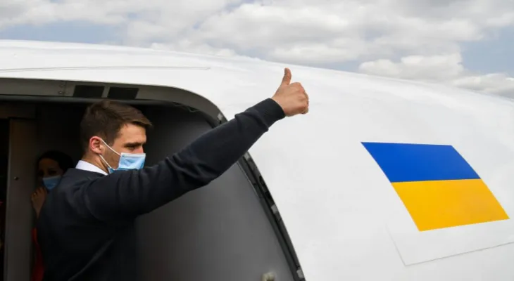 Senior officials and parliamentarians board a plane carrying Ukrainian refugees to welcome them in Canada