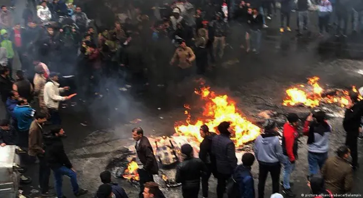 Iran: Civil disobedience with violent demonstrations and police intervene with tear gas