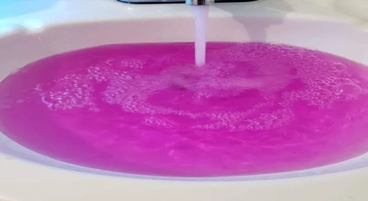 Alberta: The appearance of "pink water" shocks residents