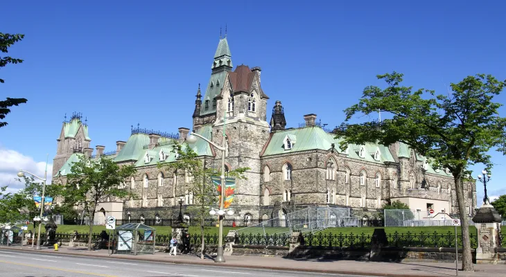What are the objectives of the organized march from Vancouver to Ottawa led by the Canadian soldier accused of criticizing vaccine mandates?