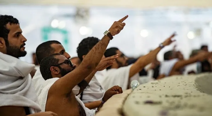 The first day of Tashreeq... Pilgrims of the House of Allah continue stoning the Jamarat in Mina