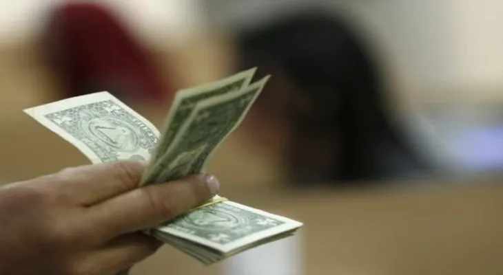 What are the main drivers of the US dollar at the beginning of the week?