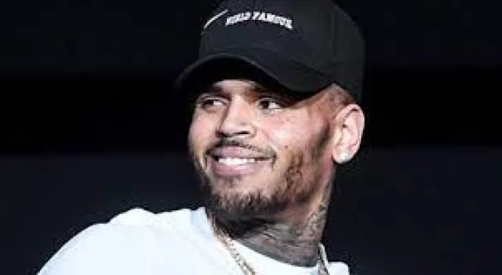 American artist Chris Brown exploits his audience.. the photo for a fee