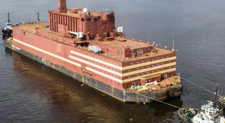 Starting work to remove a barge stuck in English Bay in Vancouver