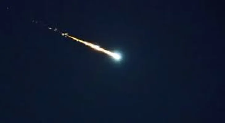 Ottawa: Meteor lights up the sky