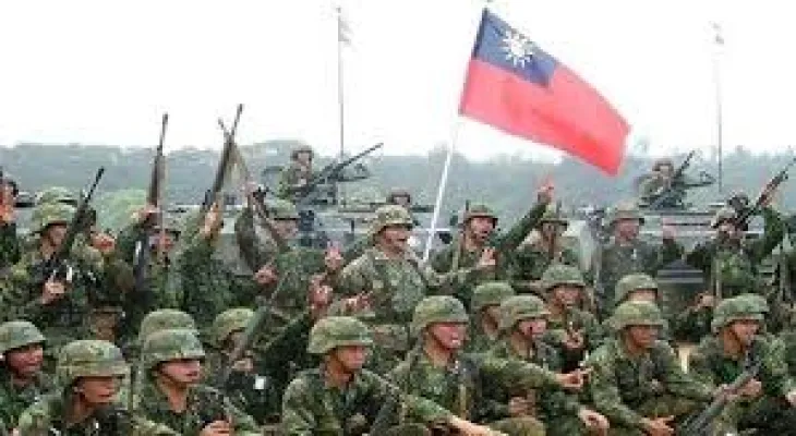 China expands its maneuvers with different types of weapons and Taiwan launches flares