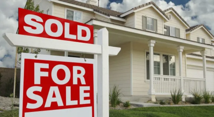 Rapid decline in real estate sales in Toronto and calls for government intervention to stimulate housing supply and review mortgage policies