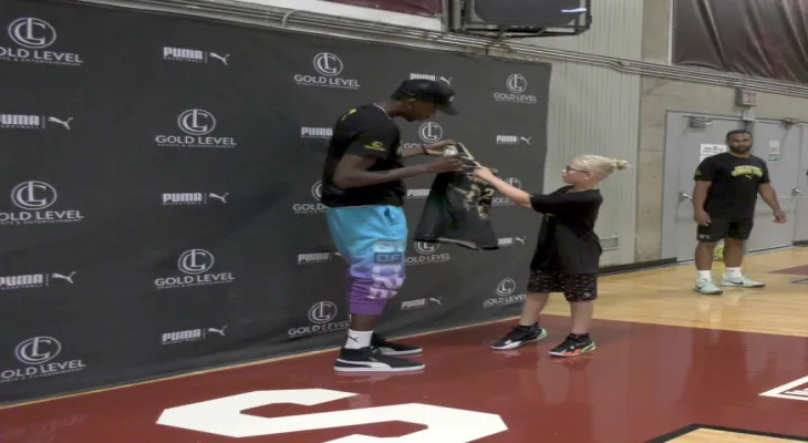 Ottawa children learn basketball skills with a Canadian star