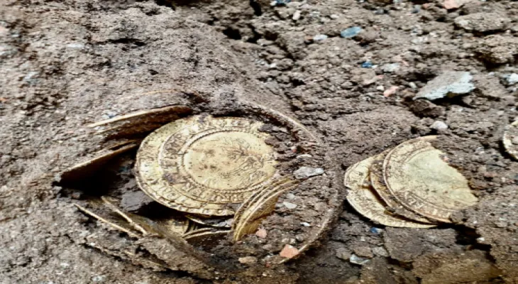 Découverte d'un trésor historique d'une valeur de 290 000 dollars américains sous les planchers d'une cuisine