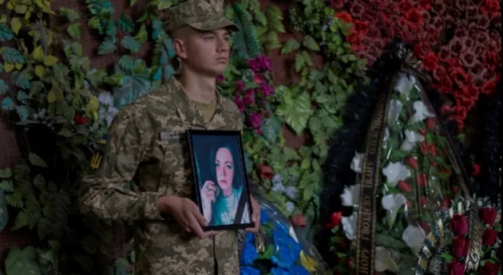 Ukraine praises the Russian woman who fought alongside it