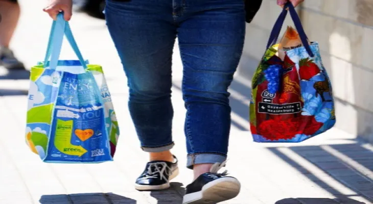 The Canadian Statistics Agency says that retail sales dropped by 2.5% to 63.3 billion dollars in July.
