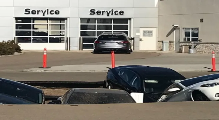 Cars suddenly fall into a hole at an agency south of Edmonton