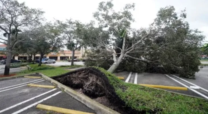 Hurricane Ian makes landfall in southwestern Florida as a catastrophic Category 4 storm
