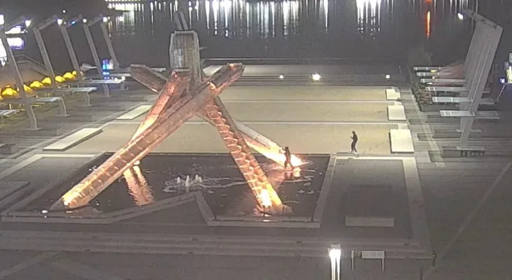 Vancouver: Video and photos show suspects breaking the Olympic monument in downtown