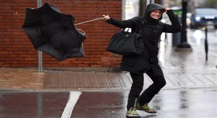 The Toronto Ministry of Environment warns of winds that may reach speeds of up to 90 km/h expected on Wednesday.