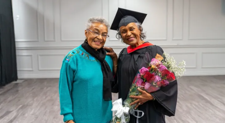 Jeddah Ontario "Une femme de 85 ans obtient son diplôme universitaire"