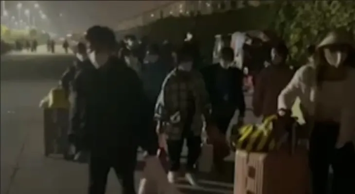 Departure of iPhone factory workers in Zhengzhou amid Covid-19 restrictions