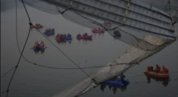 Death of 133 people in the collapse of a suspension bridge in India
