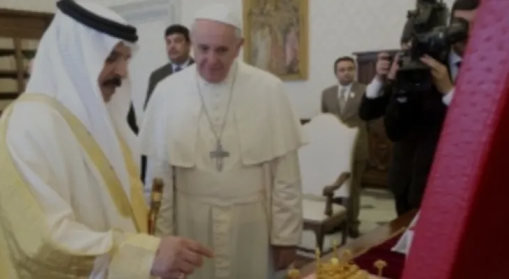 The Pope calls for the abolition of the death penalty upon his arrival in Bahrain