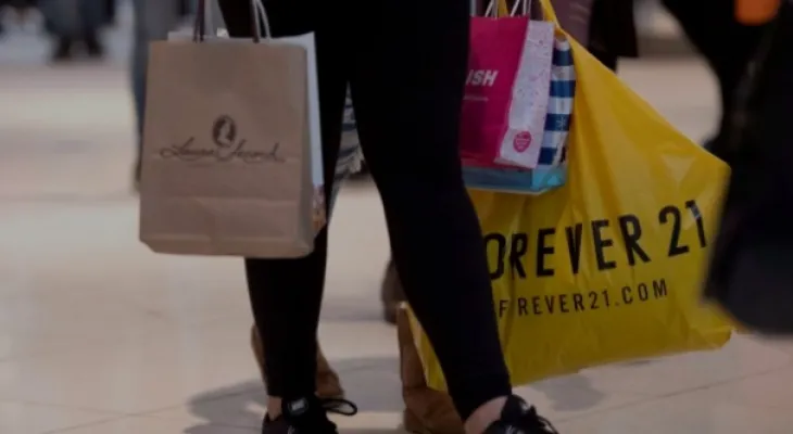 Survey: 3 out of 5 Canadians plan to spend less on gifts during the holiday season