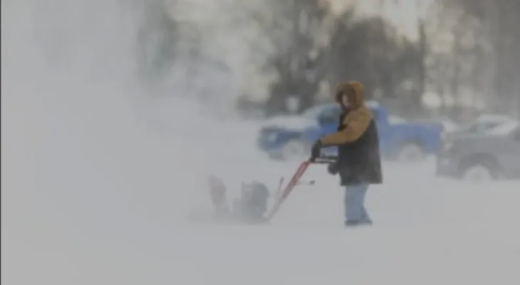 The Canadian Ministry of Environment warns of continued snowfall and reduced visibility in parts of Ontario