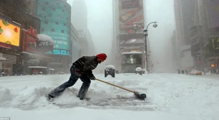Deaths and injuries and flight cancellations in Japan, America, and Canada due to snowstorms