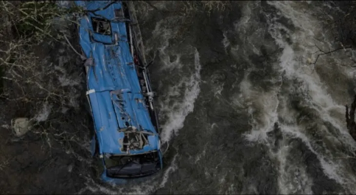 Six killed after a bus falls from a bridge into the Basponia River