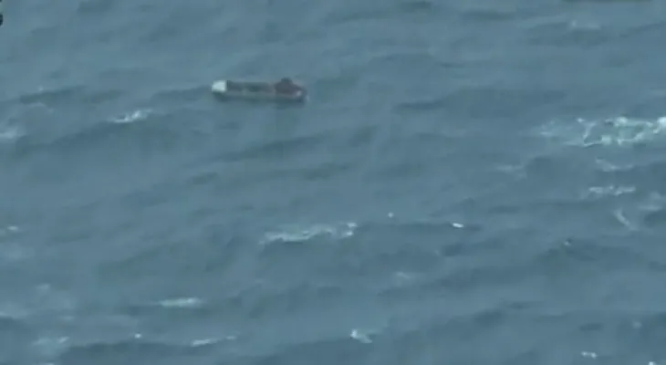Loss of 30 migrants and rescue of 17 others after a boat capsizes in the middle of the Mediterranean Sea