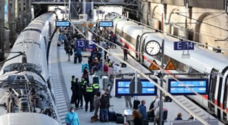 Strikes paralyze railways and 4 airports in Germany