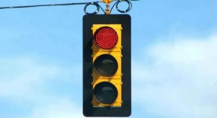 Smart traffic lights reward compliant drivers .. A fun prize