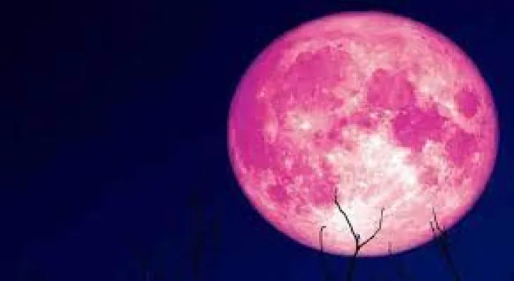 The giant "Strawberry Moon" decorates the world's sky in the evening