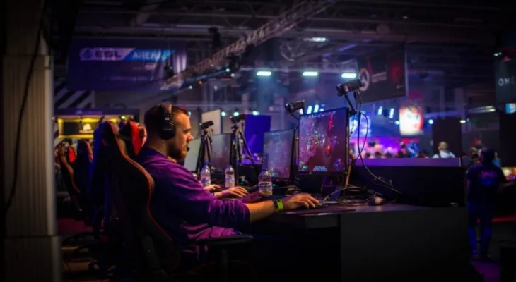 A company in Montreal announces a full-time job in exchange for playing video games...