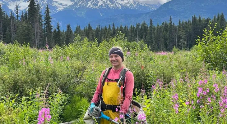 Une femme plante 4500 arbres en une journée