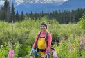 Une femme plante 4500 arbres en une journée